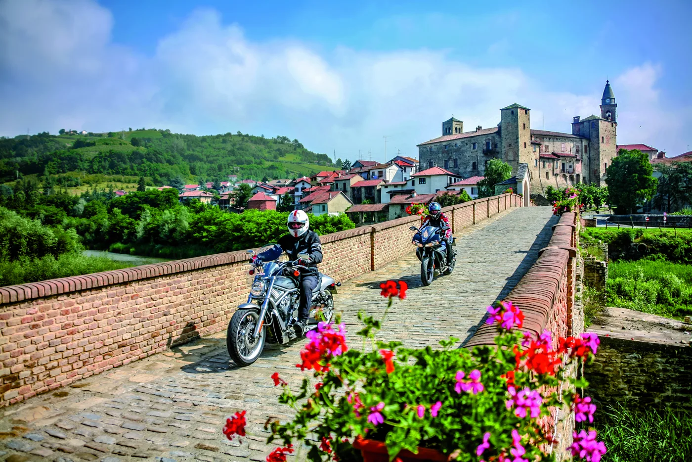 Backsteinbrücke vor Burg und Dorf