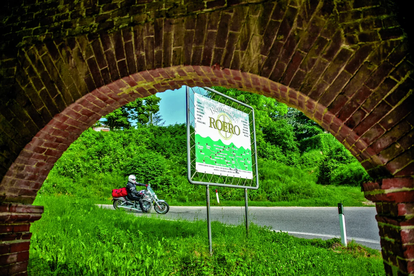 Blick durch den Torbogen ins Roero Blick durch den Torbogen ins Roero